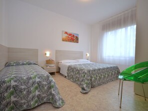 2 makuuhuonetta, vauvan matkasänky, vuodevaatteet