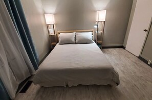 2 bedrooms, iron/ironing board, free WiFi, bed sheets - 2 bedroom / 1 bath entire house across from the food trucks of the Aloha mall!  (Beaverton)