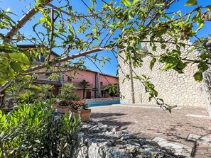 Property grounds - Cosy apartment in villa for 8 people with A/C, WIFI, pool, TV, terrace and pets allowed (Lignano Sabbiadoro)