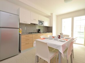 Dining - Lovely apartment for 5 guests with WIFI, pool, A/C, TV, balcony and pets allowed (Lignano Sabbiadoro)