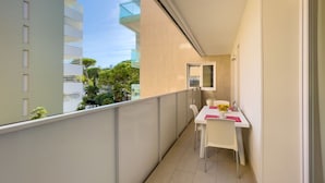 Outdoor dining - Cosy apartment for 7 people with pool, WIFI, A/C, TV, balcony and pets allowed (Lignano Sabbiadoro)