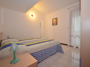 3 多间卧室、旅行婴儿床、免费 WiFi、床单