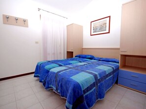 4 bedrooms, travel cot, free WiFi, bed sheets