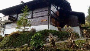 A traditional Japanese-style building with a wooden exterior and a sign indicating it is a 'Valdchus'. - Beautiful apartment for 4 guests with TV, balcony and pets allowed (Lenk)