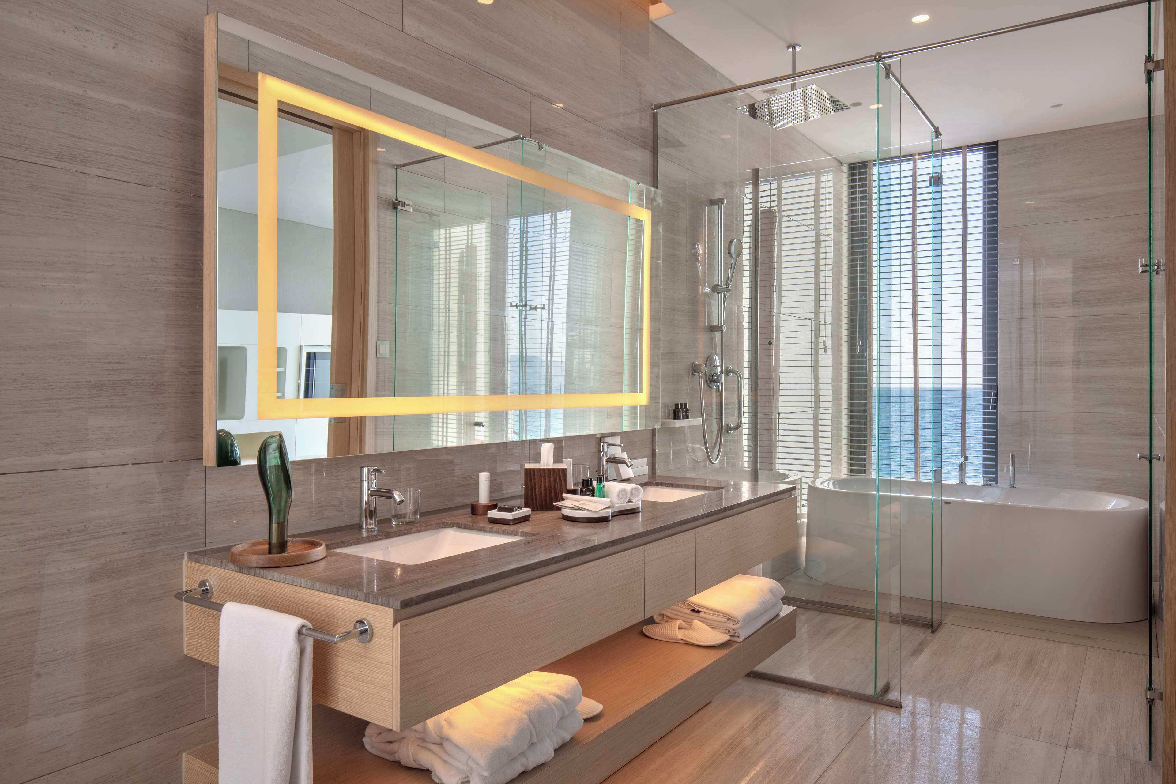 Junior-Suite, 1 King-Bett, Balkon | Badezimmer