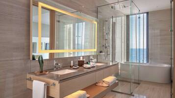 Junior-Suite, 1 King-Bett, Balkon | Badezimmer