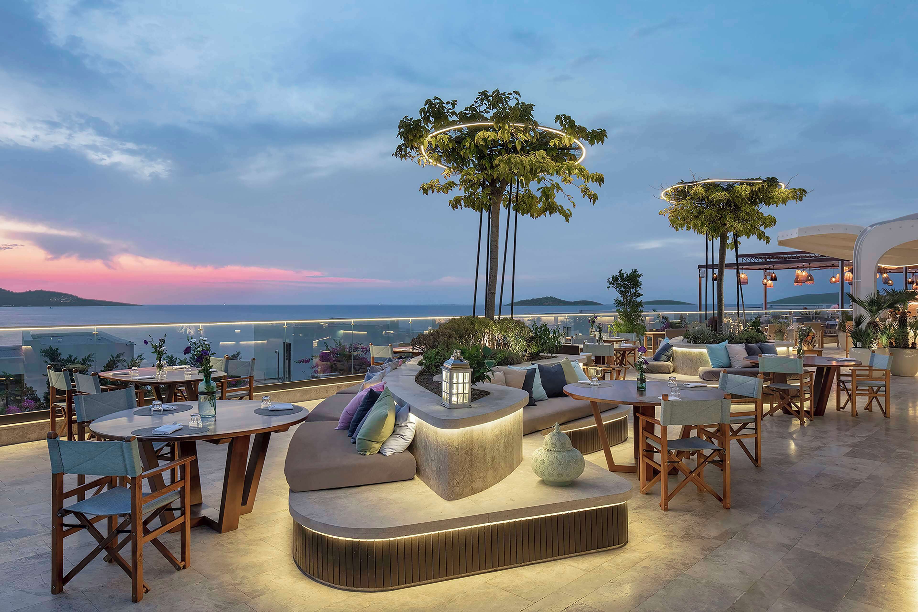 3 restaurants, breakfast served