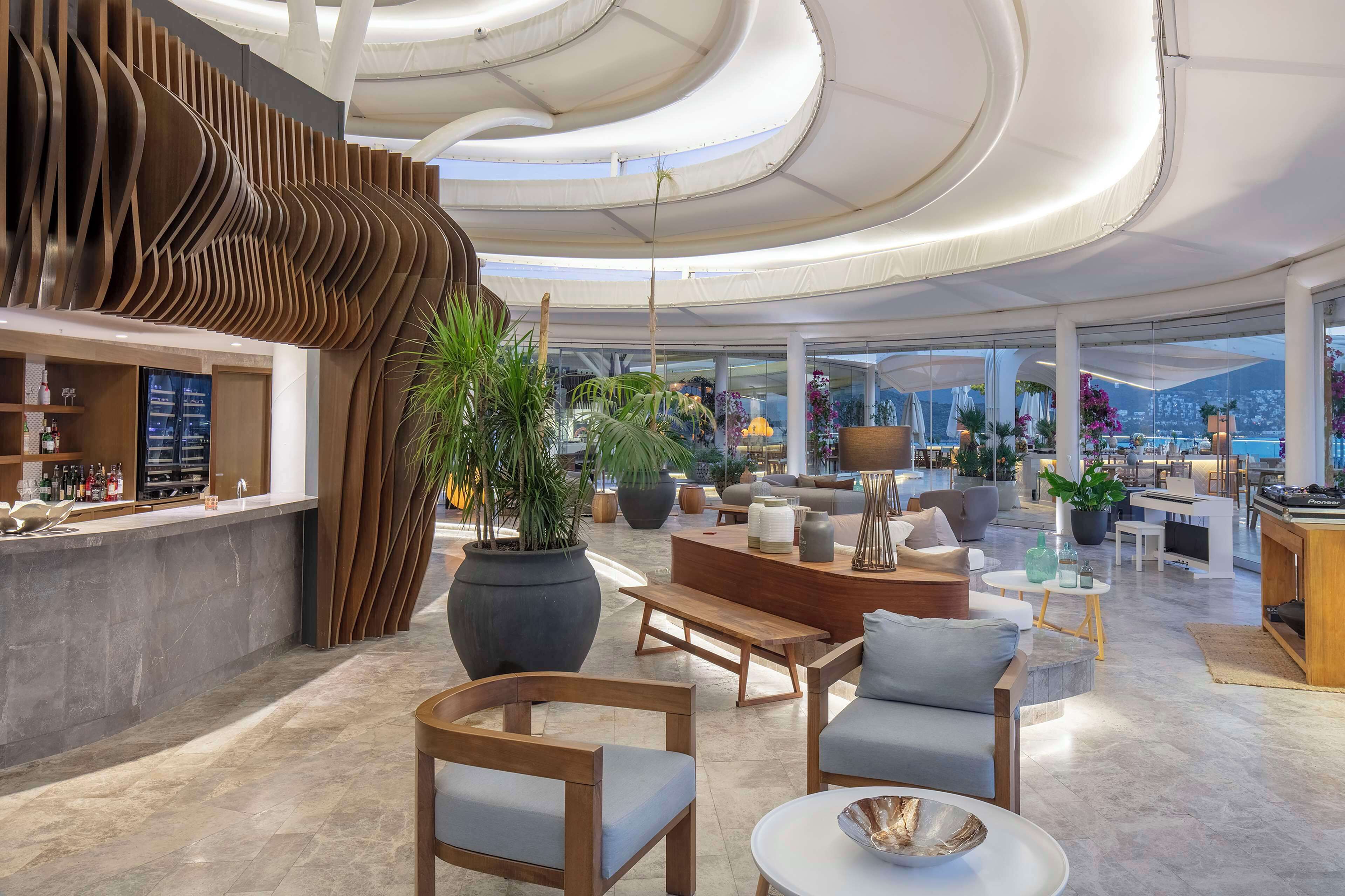 3 restaurants, breakfast served