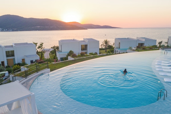 Piscina externa sazonal, barracas, guarda-sóis