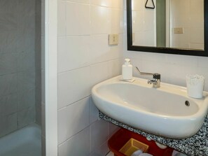 Bathroom - Lovely apartment for 4 people with WIFI, A/C, pool, patio, pets allowed and panoramic view (Castellaro)