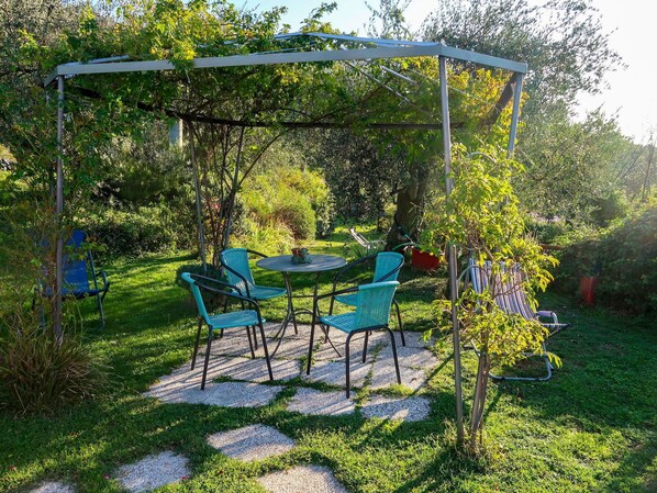 Outdoor dining - Lovely apartment for 4 people with WIFI, A/C, pool, patio, pets allowed and panoramic view (Castellaro)