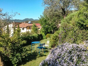 Outdoor dining - Lovely apartment for 4 people with WIFI, A/C, pool, patio, pets allowed and panoramic view (Castellaro)