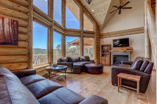 Gorgeous 5 Bedroom Log Cabin for your ALL YEAR relaxation by Zion National Park