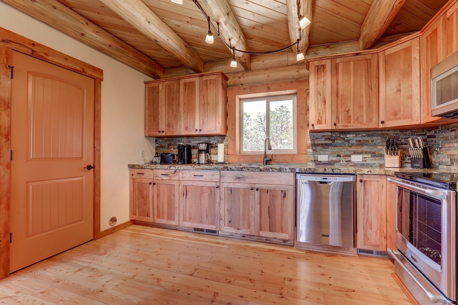 Gorgeous 5 Bedroom Log Cabin for your ALL YEAR relaxation by Zion National Park