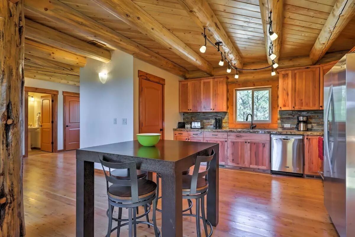 Gorgeous 5 Bedroom Log Cabin for your ALL YEAR relaxation by Zion National Park