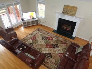 Smart TV, table tennis, books - Beautiful 3 bedroom, 2 bath Log Home with Sandy Beach & Expansive Lake Views!! (Lake Gaston, Littleton)