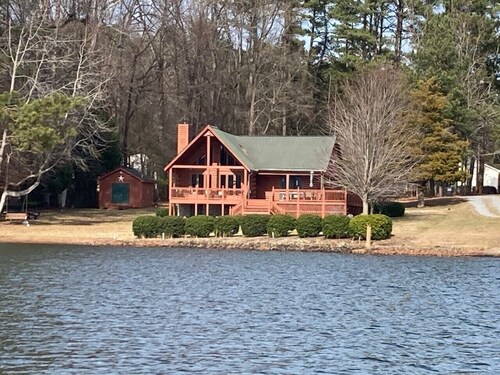 Beautiful 3 bedroom, 2 bath Log Home with Sandy Beach & Expansive Lake Views!!