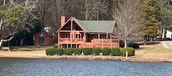 Beautiful 3 bedroom, 2 bath Log Home with Sandy Beach & Expansive Lake Views!!