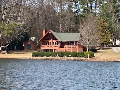 Beautiful 3 bedroom, 2 bath Log Home with Sandy Beach & Expansive Lake Views!!