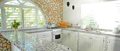 ثلاجة، فرن، موقد طهي مسطح، ماكينة لصنع القهوة/الشاي