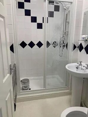 Standard Double Room | Bathroom | Shower, free toiletries, hair dryer, towels - The Capri Guesthouse (Llandudno)