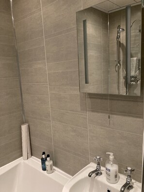 King Size Room | Baño | Ducha, artículos de higiene personal gratuitos y secador de pelo