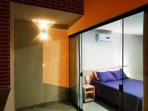 豪華三人房 | 迷你吧、客房內保險箱、免費無線上網、床單