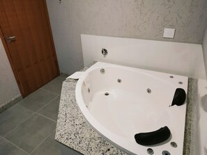 豪華三人房 | 浴室 | 淋浴設備、毛巾