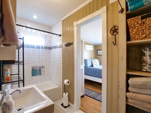 Bathtub, towels - Waterfront Cabin On Bastrop Bayou With A Lighted Fishing Pier (Freeport)