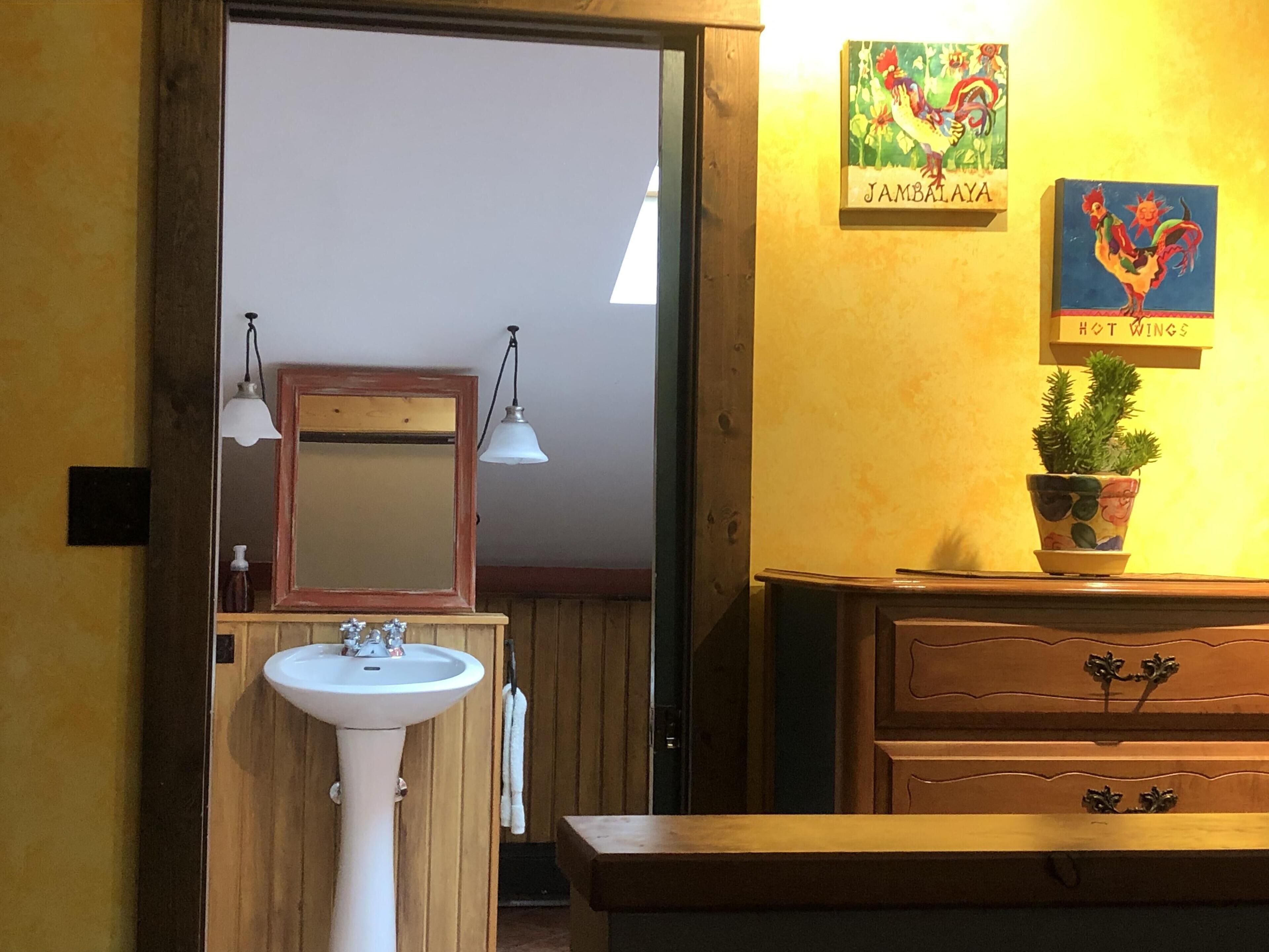 Regadera, secadora de cabello, toallas 