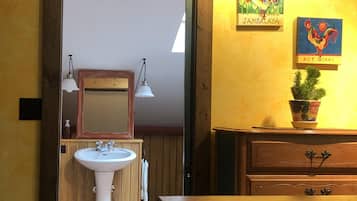 Een haardroger, handdoeken