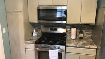 ثلاجة، ميكروويف، فرن، موقد طهي مسطح