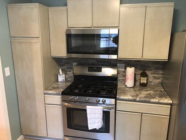 Frigorifero, microonde, forno, piano cottura