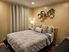 3 bedrooms, iron/ironing board, travel crib, WiFi - Wonderful Home in Central Sioux Falls (Sioux Falls)