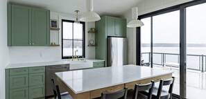 Réfrigérateur, four à micro-ondes, un four, surface de cuisson