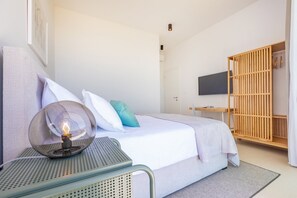 4 bedrooms, in-room safe, iron/ironing board, travel cot
