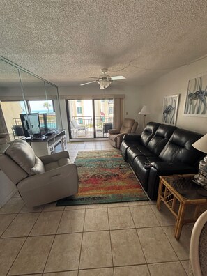 Smart TV, fireplace, DVD player