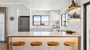 電子レンジ、ダイニングテーブル