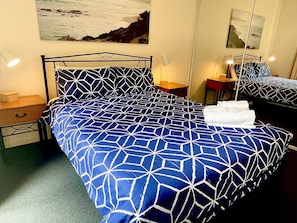 2 Schlafzimmer, Schreibtisch, Bügeleisen/Bügelbrett, Bettwäsche