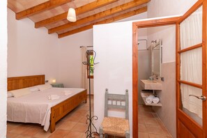 2 bedrooms, in-room safe, iron/ironing board, free WiFi