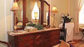 Tabla de planchar con plancha, wifi gratis y ropa de cama