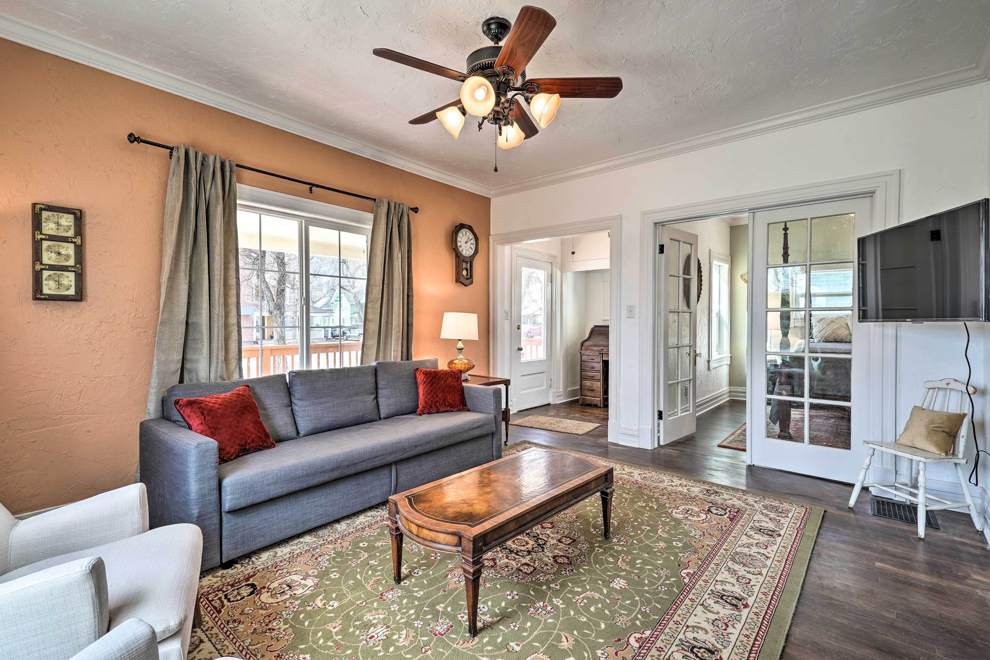 Charming Colorado Springs Retreat w/ Hot Tub!