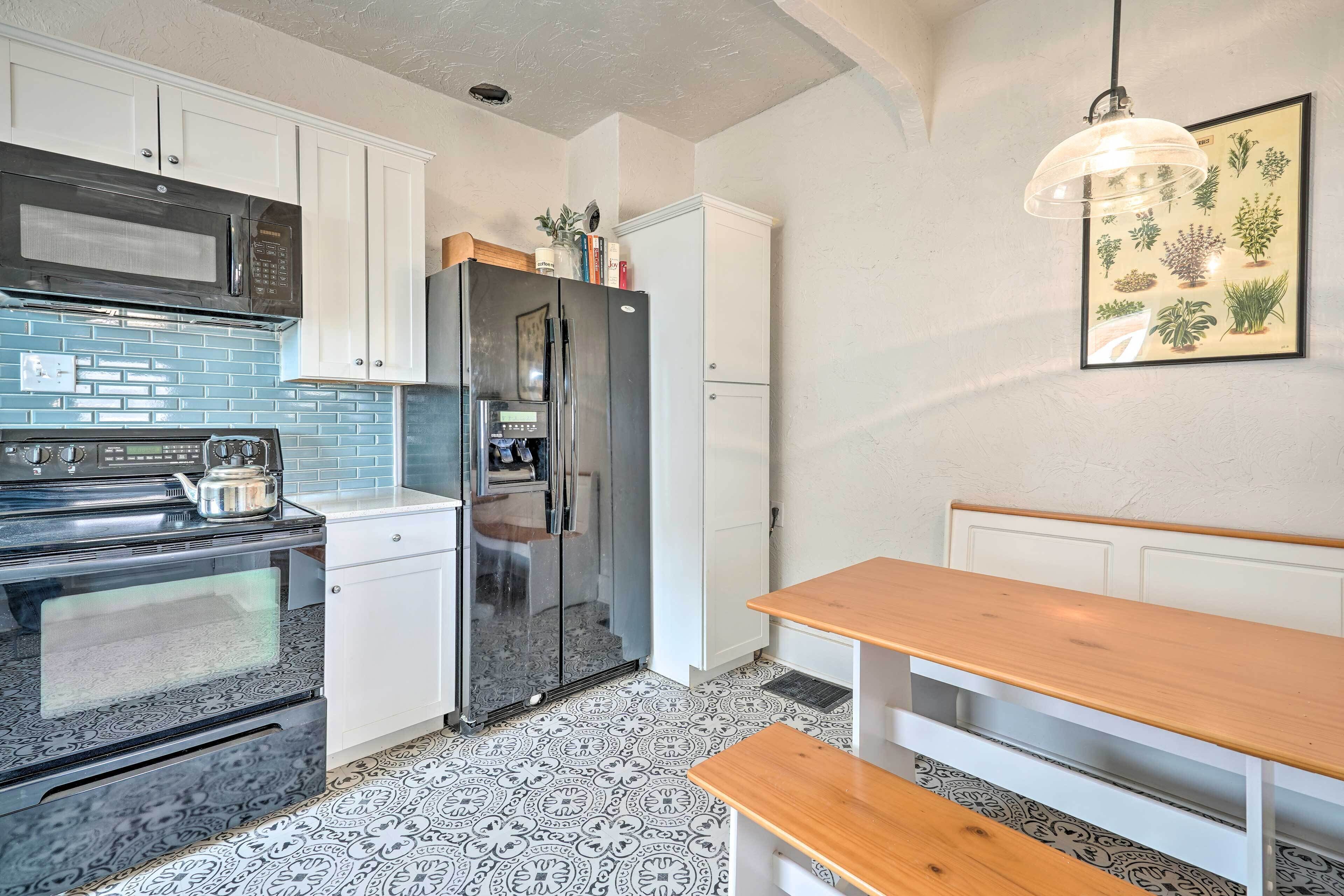 Charming Colorado Springs Retreat w/ Hot Tub!