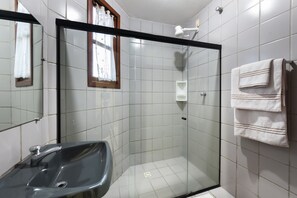 Shower, towels - Coqueiros Praia Hotel - Balneário de Iriri (Anchieta)