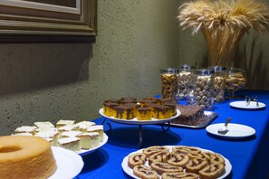 Free daily continental breakfast  - Coqueiros Praia Hotel - Balneário de Iriri (Anchieta)