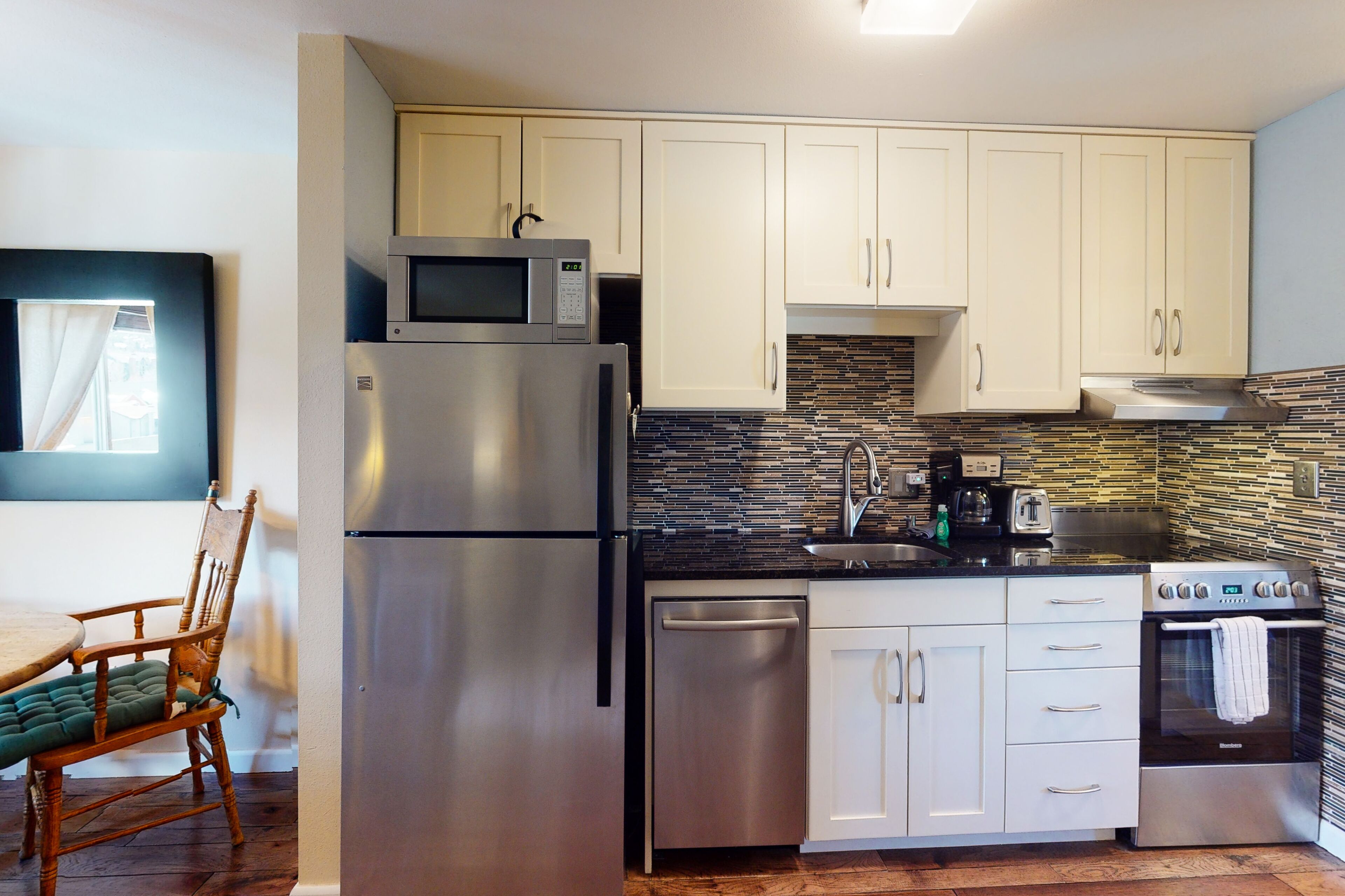 Cozy ski condo w/ a full kitchen - just steps from shops, restaurants, & slopes!