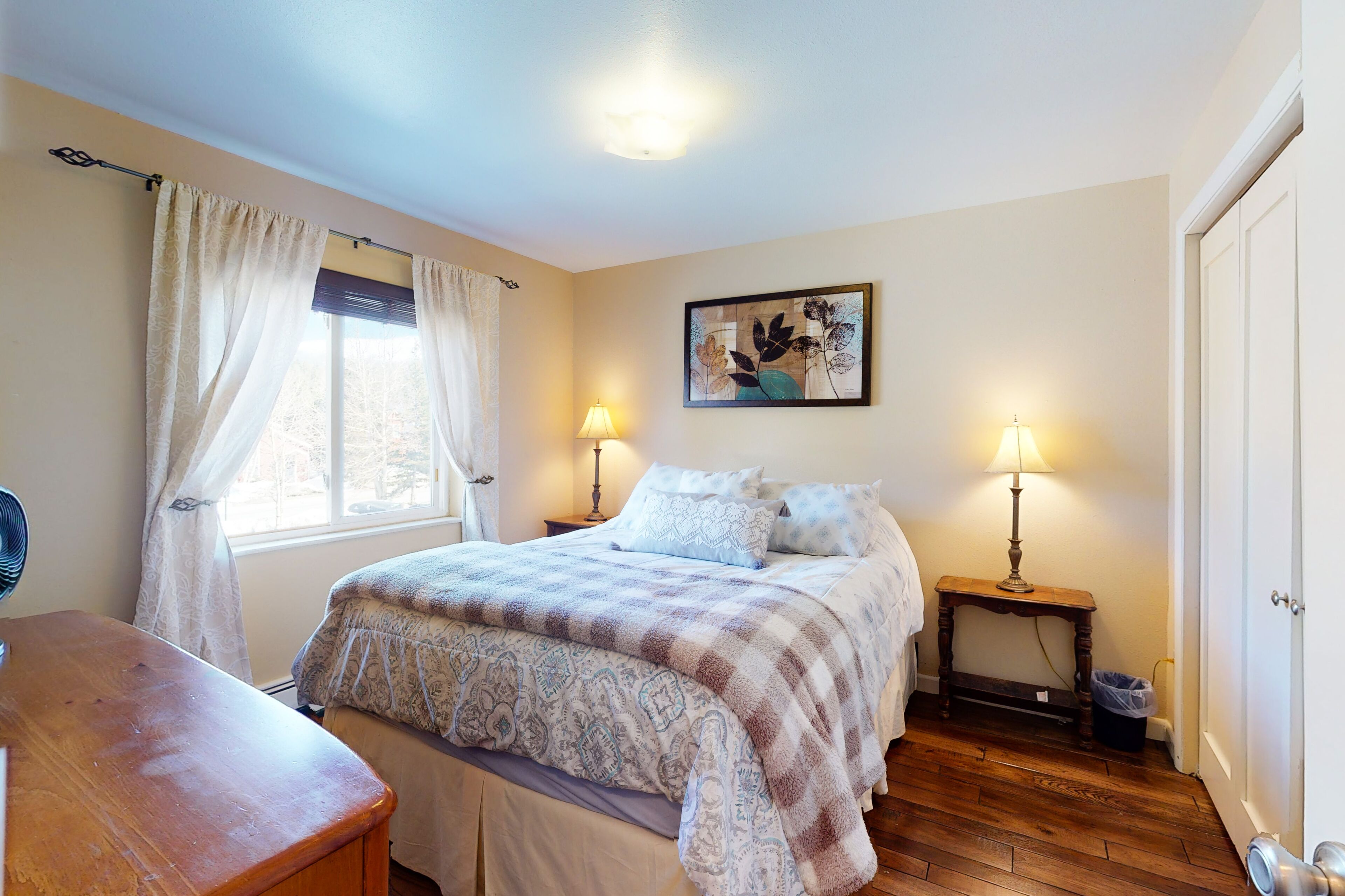 Cozy ski condo w/ a full kitchen - just steps from shops, restaurants, & slopes!