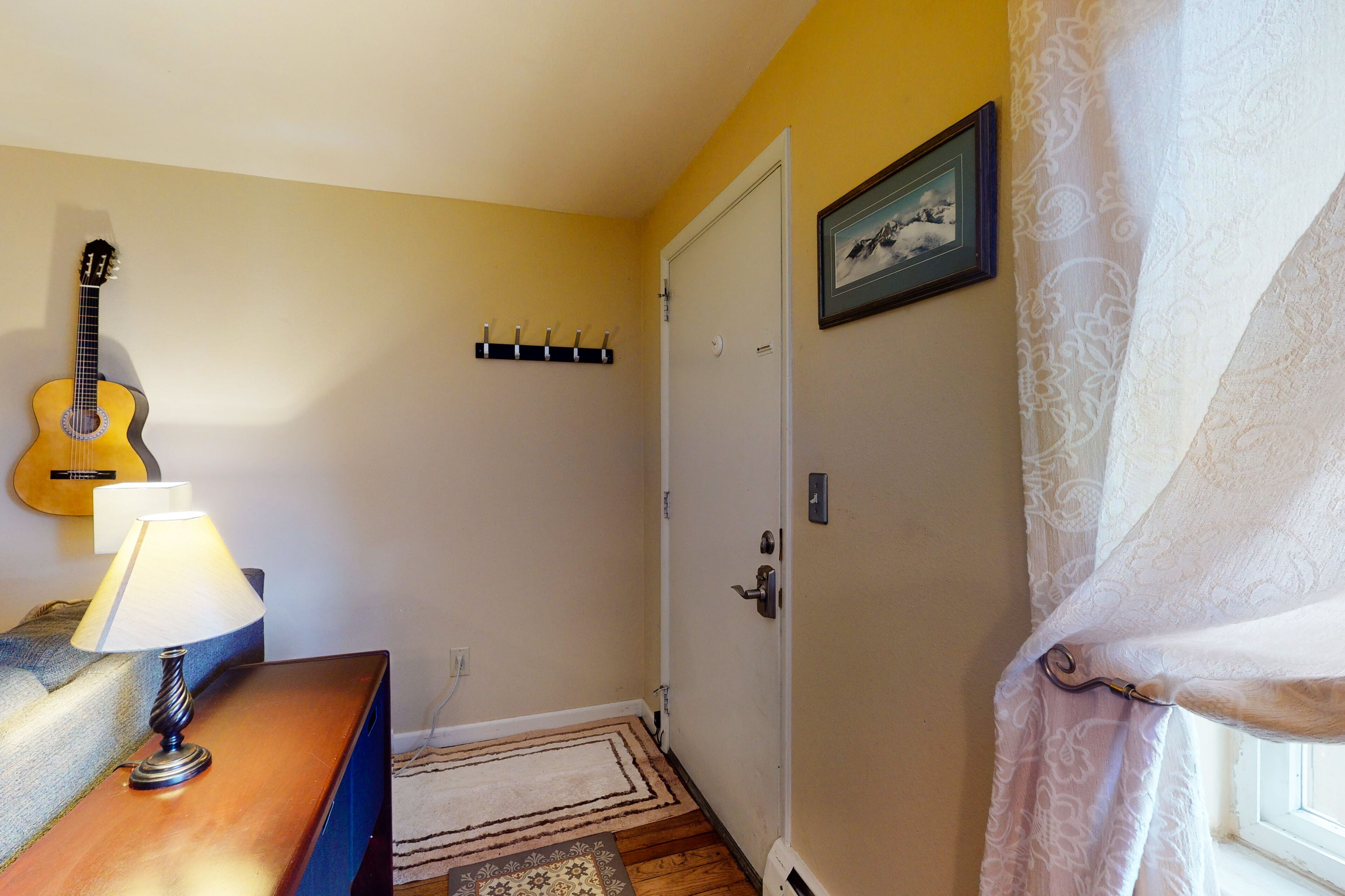 Cozy ski condo w/ a full kitchen - just steps from shops, restaurants, & slopes!