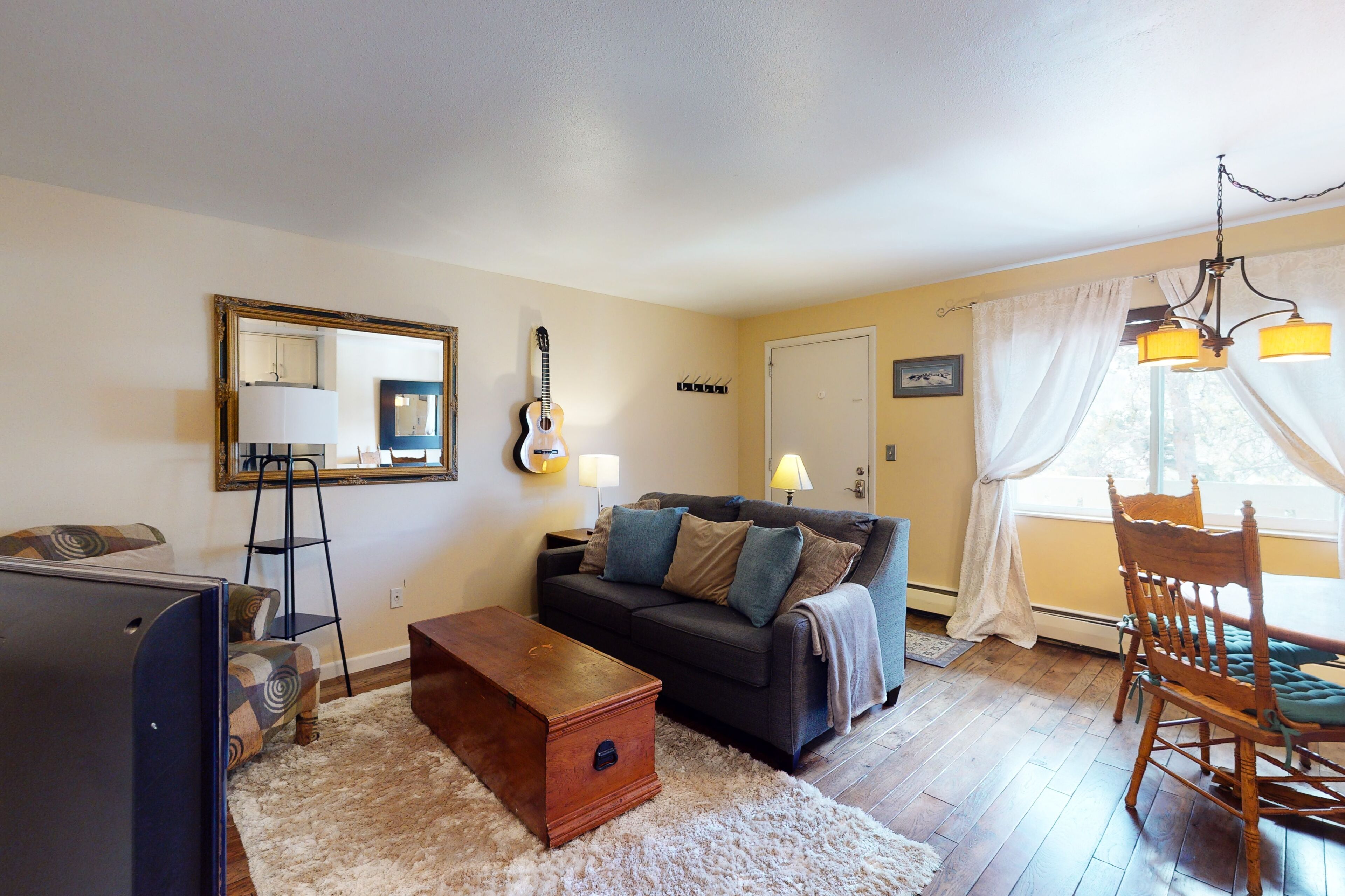 Cozy ski condo w/ a full kitchen - just steps from shops, restaurants, & slopes!