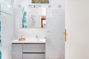 Douche, sèche-cheveux, serviettes fournies